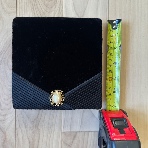 Vintage Black Velvet Evening Bag – Pearl Brooch Detail : Elegant vintage - Picture 4 of 8